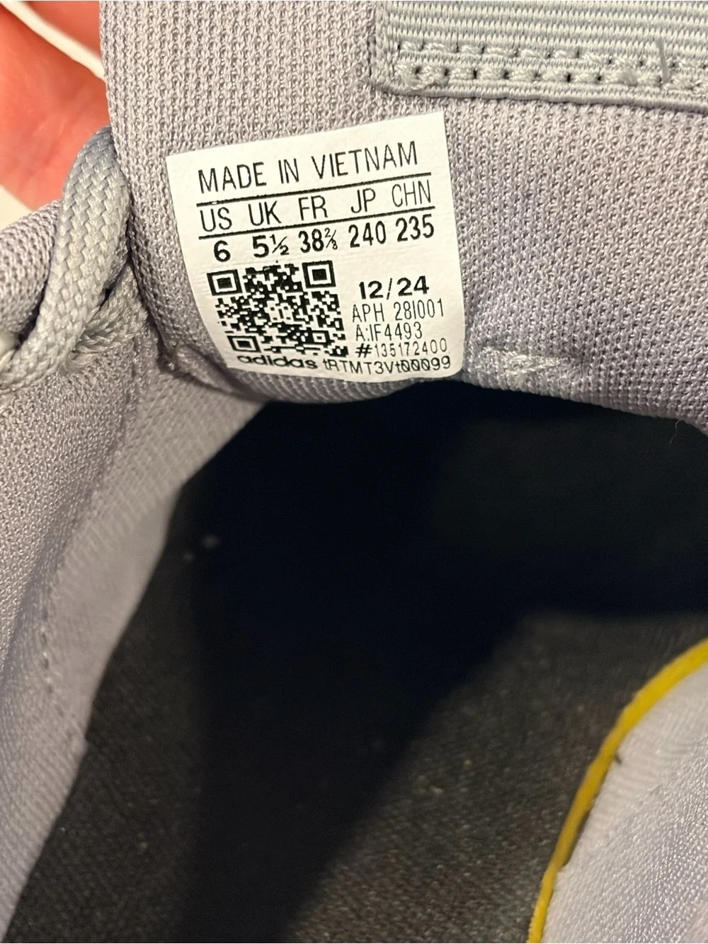 Unisex Gray Canvas Adidas. Daily 4.0. Size 6 men. Size 7 women. Like new.